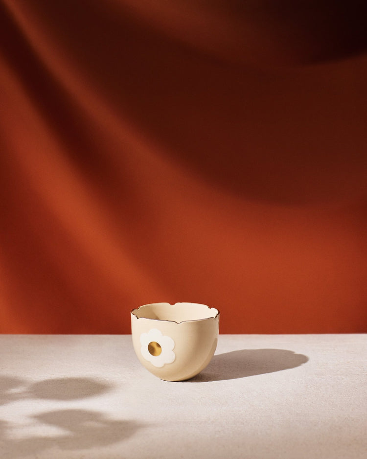 Bol en grès beige avec marguerite blanche - Goye artiste céramiste