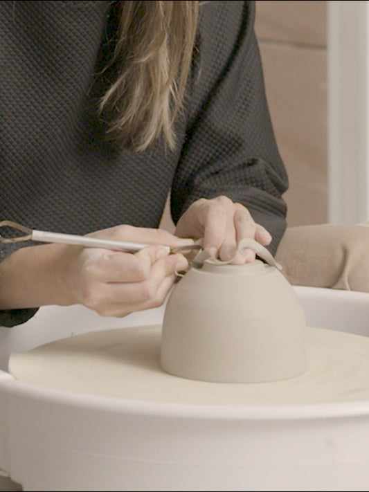 Apprendre la céramique en ligne : Les bases du tournassage pour une finition professionnelle
