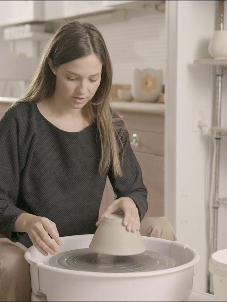 Apprendre la céramique en ligne : Les bases du tournassage pour une finition professionnelle
