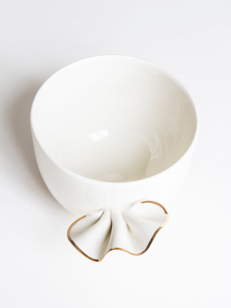 Tea bowl with gold ruffle