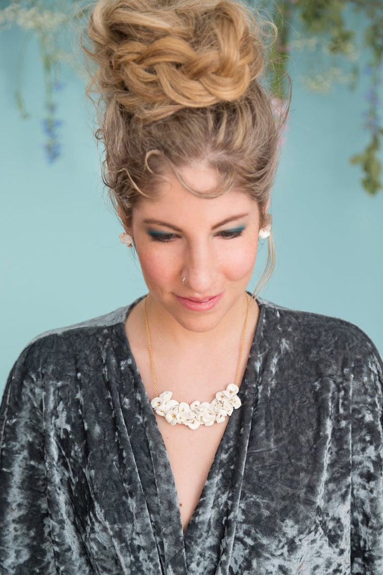 Collier floral blanc et or - Goye artiste céramiste