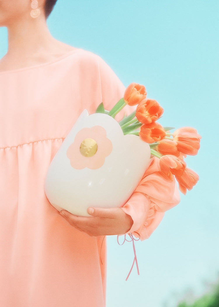 Cache - pot avec marguerite tangerine - Goye artiste céramiste