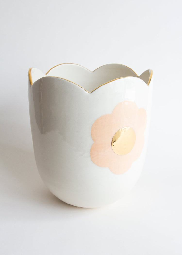 Cache - pot avec marguerite tangerine - Goye artiste céramiste