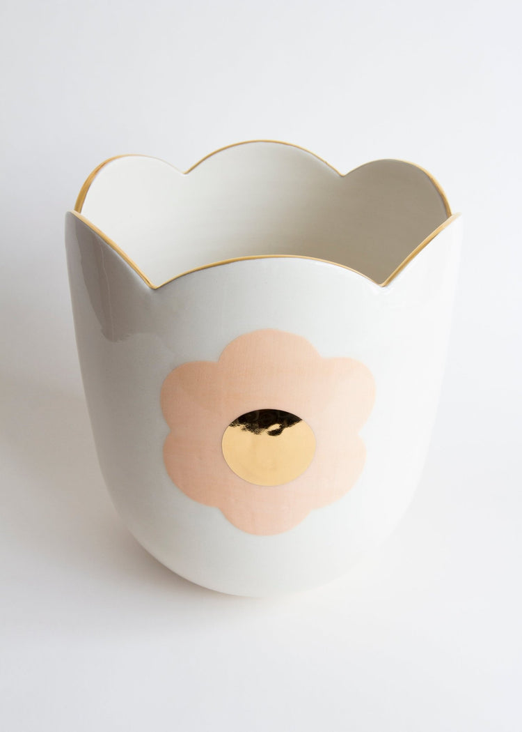 Cache - pot avec marguerite tangerine - Goye artiste céramiste