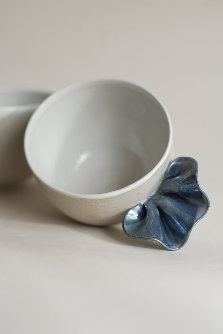 Frilly bowl with blue handle