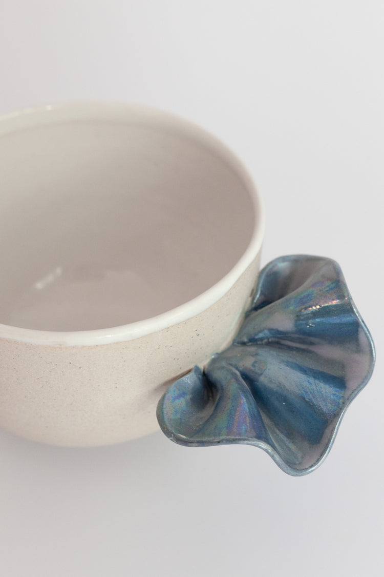 Frilly bowl with blue handle