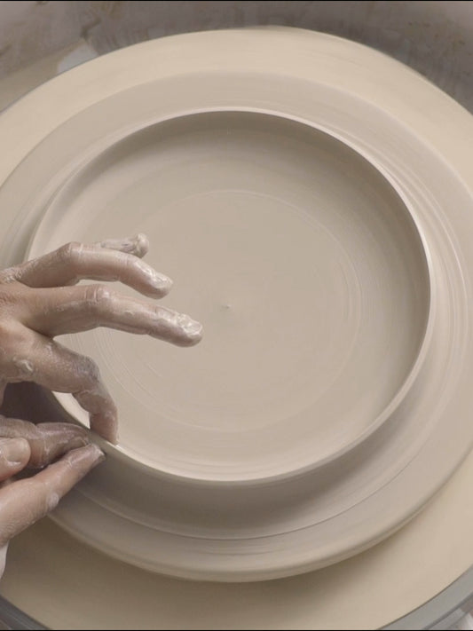 Apprendre la céramique en ligne : Le tournage d’assiette