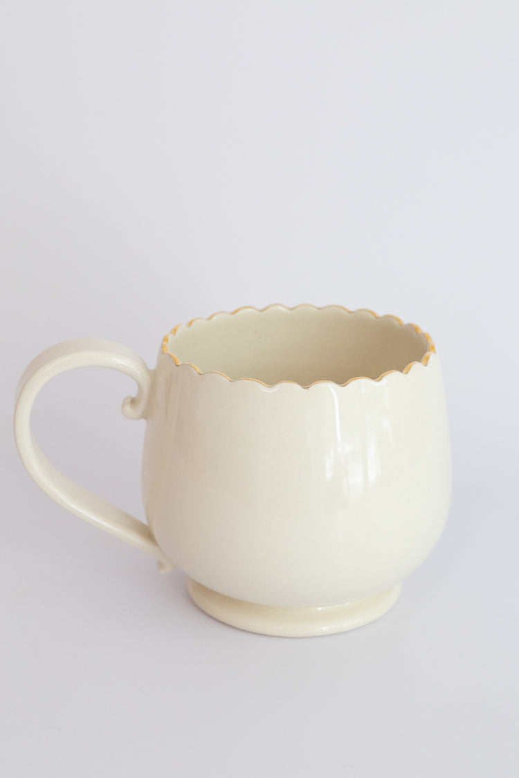 Large mug with heart-shaped mouth