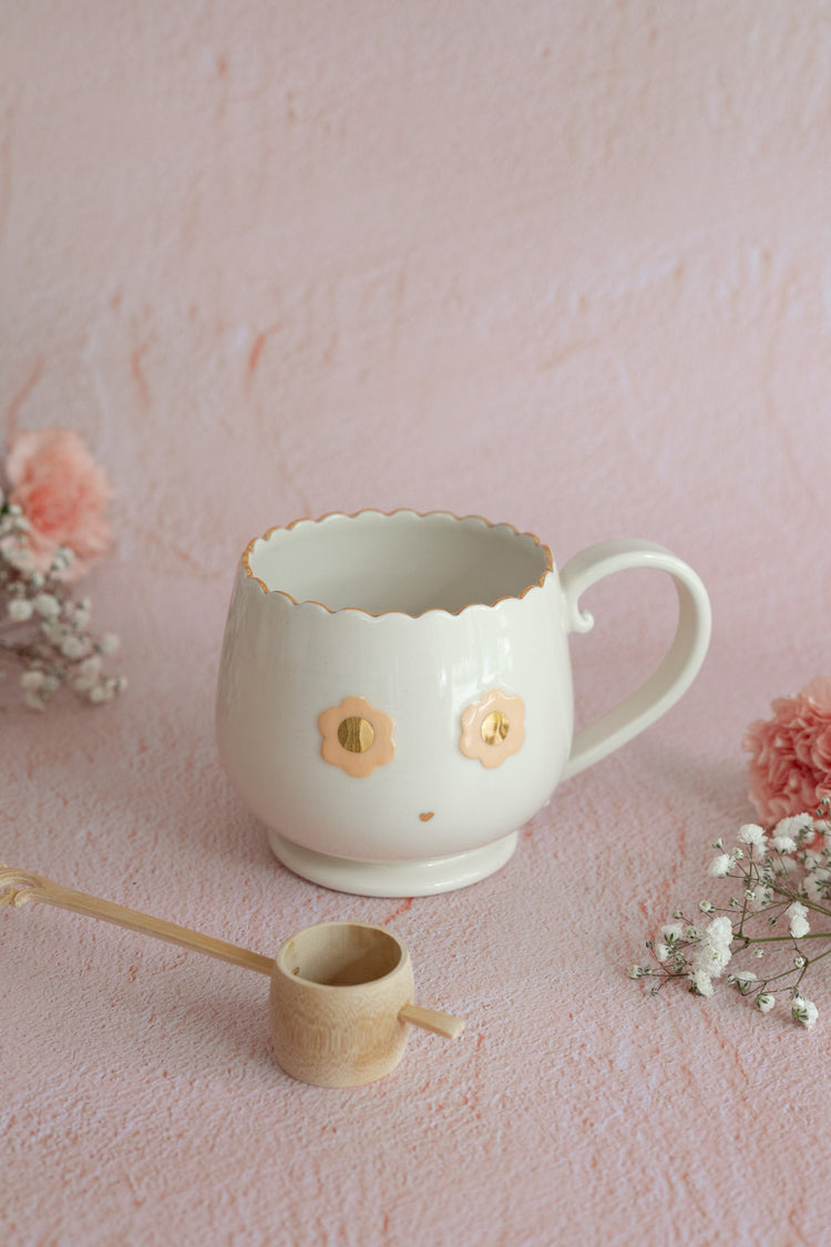 Large mug with heart-shaped mouth