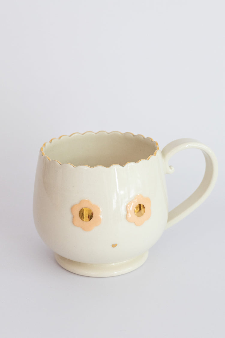 Large mug with heart-shaped mouth