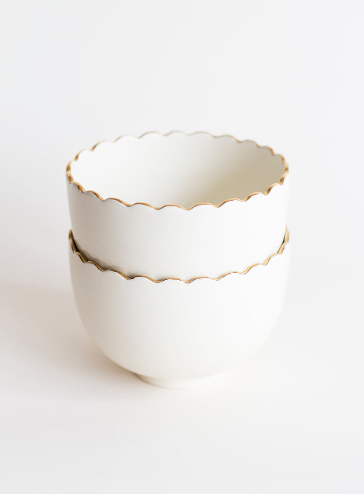 Large bowl with scalloped gold rim