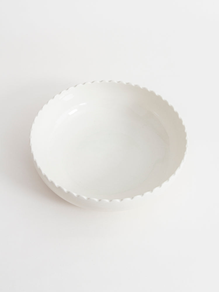 Dinner bowl with scalloped rim