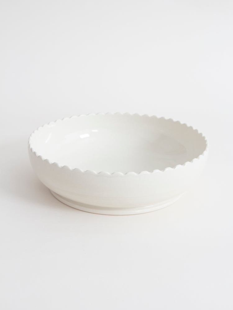 Dinner bowl with scalloped rim