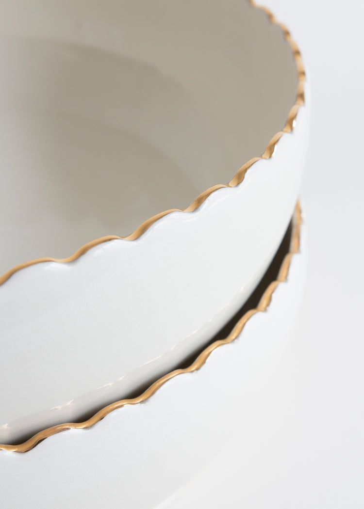 Dinner bowl with scalloped gold rim