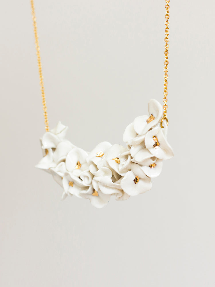 Collier floral blanc et or